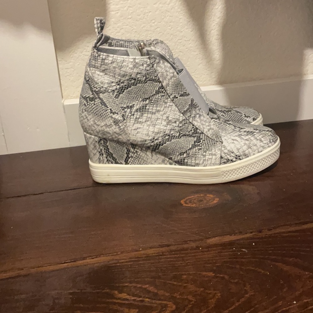COCCI, Size 8, Snake pattern wedge